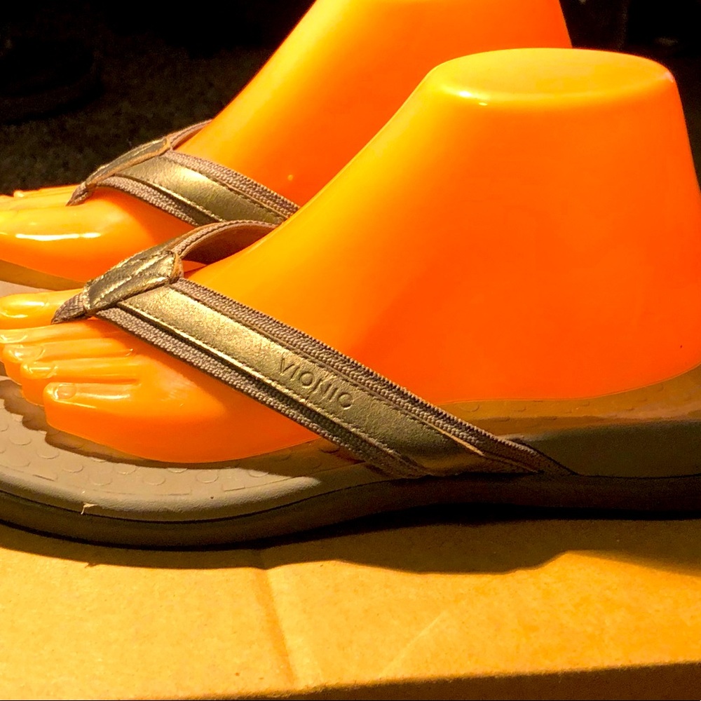 Vionic Tide II Ortho-heel Sandals Men’s Silver Gold Flip Flops Sandals Size 9